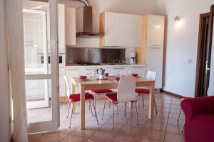 A kitchen or kitchenette at Casa del Sole - Pianello del Lario by LoveComo