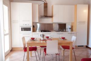 A kitchen or kitchenette at Casa del Sole - Pianello del Lario by LoveComo