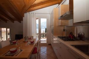 A kitchen or kitchenette at Casa del Sole - Pianello del Lario by LoveComo