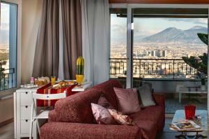- un salon avec un canapé et une vue sur la ville dans l'établissement A'Luggetella, à Naples