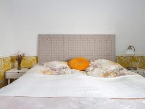 uma cama com duas almofadas e uma abóbora em Holiday home Ørsted XXVI em Ørsted
