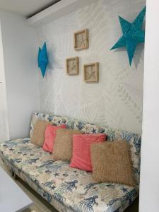 un sofá en una habitación con estrellas azules en la pared en APARTASUITES CON VISTA AL MAR en Cartagena de Indias