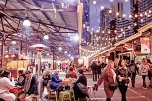 een groep mensen die aan tafels in een markt zitten bij Flagstaff Hill West Melbourne in Melbourne