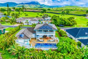 eine Luftansicht einer Villa mit einem Resort in der Unterkunft Makena in Koloa