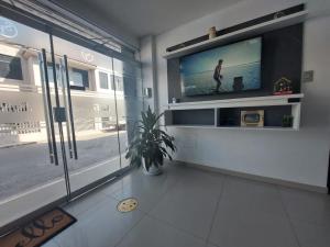 ein Wohnzimmer mit einem Flachbild-TV an der Wand in der Unterkunft HOTEL SAN FRANCISCO - Moquegua in Moquegua