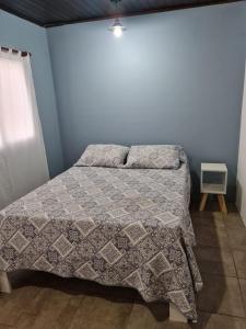 1 dormitorio con 1 cama con edredón en CasaBlanca alq. Deptos en San Salvador de Jujuy
