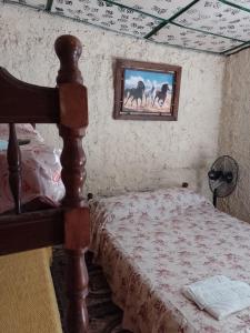 1 dormitorio con 1 cama y una foto de caballos en Departamento Inti Raymi en Tilcara