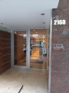una entrada a un edificio con una puerta de cristal en In The Middle en Mar del Plata
