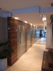 un pasillo con ascensores en un edificio en In The Middle en Mar del Plata