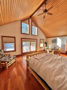 Schlafzimmer mit einem Bett und einem Deckenventilator in der Unterkunft SANDY COVE - LIMIT 14 villa in North Sebago