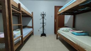 1 dormitorio con 2 literas en una habitación en Sleep Well Salvador, en Salvador