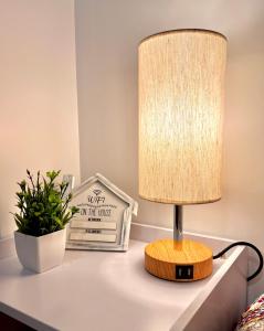 lampa na szczycie stołu z rośliną w obiekcie The Boho Oasis w mieście Windsor