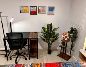 a desk with a chair and a plant in a room at The Boho Oasis in Windsor