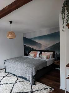 Schlafzimmer mit einem Bett mit Wandgemälde in der Unterkunft Elias im Landhausstil in Bayreuth