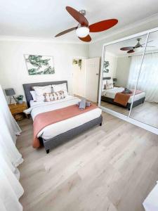 um quarto com uma cama e um espelho em Seaside Serenity~GamesRoom~HotSpa! em Port Macquarie