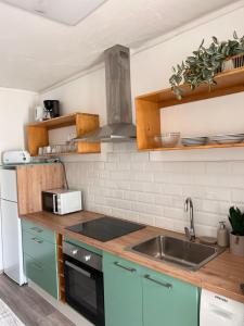 Køkken eller tekøkken på Vista espectacular playa de Supertubos, Peniche + 11 billeder