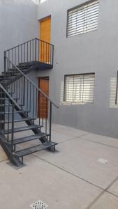 una escalera de metal frente a un edificio en DEPARTAMENTO URBANO EL CHALLAO en Mendoza