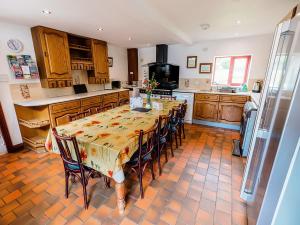 una cucina con tavolo e sedie di Pine Cottage - Rchp140 a Calton