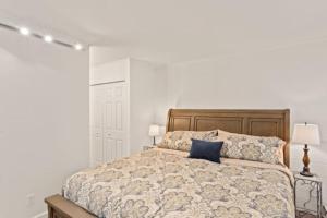 - une chambre avec un lit doté d'un oreiller bleu dans l'établissement Mountainside Easy Walk to Gondola Updated Condo, à Steamboat Springs