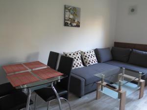 een woonkamer met een bank en een tafel bij Penzion Fryštátská Chalupa in Karviná
