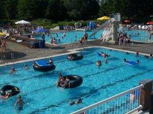 Der Swimmingpool an oder in der Nähe von Hotel Am Badepark