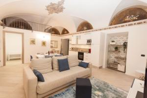 a living room with a couch and a kitchen at Andalero - Palazzo Castelli in Menaggio