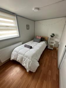 um quarto com uma cama grande num quarto em Patagonia Sweet Home em Puerto Natales