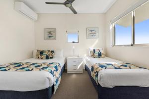 Llit o llits en una habitació de Raffles Mooloolaba