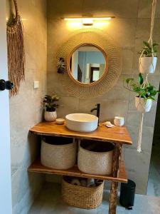 uma casa de banho com um lavatório e um espelho em Waterfront Cottages em Greenwell Point