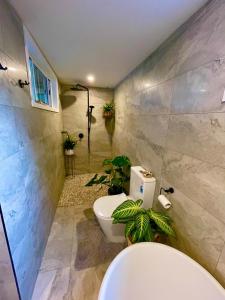 een badkamer met een toilet en planten erin bij Waterfront Cottages in Greenwell Point