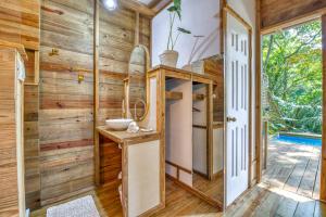 Kép Monkey Tiny House - Private swimming pool szállásáról Big Bight városában a galériában