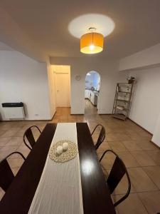 - une salle à manger avec une table et des chaises en bois dans l'établissement La Jarilla, à Mendoza
