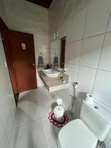 a bathroom with a toilet and a sink at Casa das Violetas in Alto Paraíso de Goiás