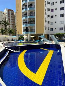 una piscina con suelo de baldosas amarillas y azules en Água das Fontes, en Caldas Novas
