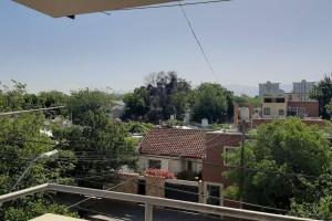 una vista desde el balcón de una casa en atardeceres en Mendoza