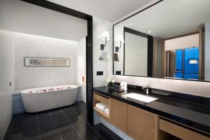 Postel nebo postele na pokoji v ubytování Fuzhou Mawei Yiho Hotel