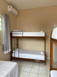 Łóżko lub łóżka piętrowe w pokoju w obiekcie Hostel dos Poetas