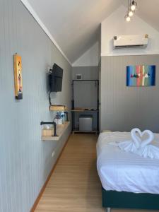 Schlafzimmer mit einem Bett mit Herzdekoration in der Unterkunft โมวิชญ์นาคาธิบดีรีสอร์ท in Ban Don Klang