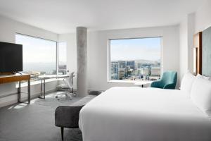 um quarto de hotel com uma cama, uma secretária e uma janela em LUMA Hotel San Francisco - #1 Hottest New Hotel in the US em São Francisco