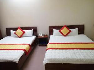 two beds sitting next to each other in a room at Motel Toàn Thắng 2 in Vung Tau