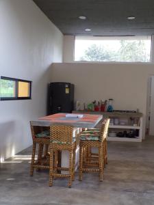 a kitchen with a table and chairs in a room at Casa Indica Colombia in Girardot