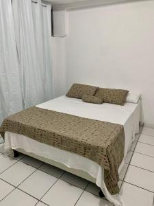 Cama en habitación con suelo blanco en Rua da Aurora, en Recife