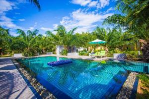 Palm Pran Resort内部或周边的泳池