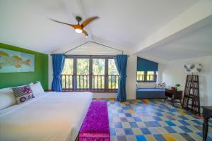 een slaapkamer met een groot bed en een raam bij Salt Villa 3BR Oceanview An Bang Beach Hoi An in An Bàn (2)