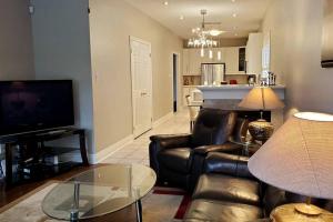 uma sala de estar com um sofá e uma mesa em Modern & Spacious 2 Bedrooms+2 Bathrooms Bungalow in Oakville em Oakville