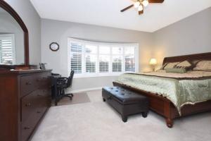 um quarto com uma cama, uma cómoda e uma secretária em Modern & Spacious 2 Bedrooms+2 Bathrooms Bungalow in Oakville em Oakville