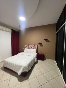 1 dormitorio con 1 cama con cabecero rojo y blanco en Villa sonaba agadir, en Agadir