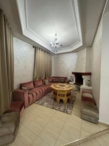 sala de estar con sofá y mesa en Villa sonaba agadir, en Agadir