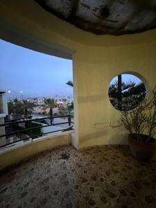 Habitación con ventana y maceta. en Villa sonaba agadir, en Agadir