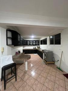 una cocina con armarios negros y una mesa. en Villa sonaba agadir, en Agadir